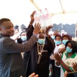 Cameroun – Crise anglophone : Bishop Gilbert Etimbi fait des dons aux déplacés internes.
