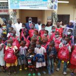 Cameroun – Rentrée scolaire 2021/2022 dans le Moungo: La Reine-mère Albertine Yakam redonne du sourire aux élèves de Baré-Bakem