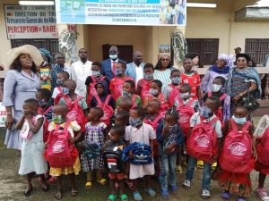 Cameroun – Rentrée scolaire 2021/2022 dans le Moungo: La Reine-mère Albertine Yakam redonne du sourire aux élèves de Baré-Bakem