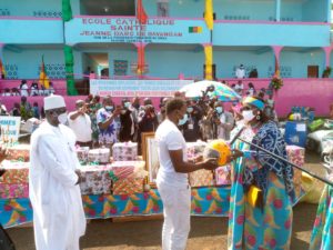 CERAC – Geste de coeur de Chantal Biya aux populations de Bayangam.