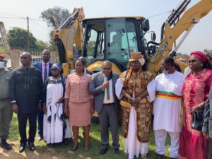 Cameroun – Décentralisation : Ketcha Courtès offre un engin de 65 millions à la commune de Mengang.