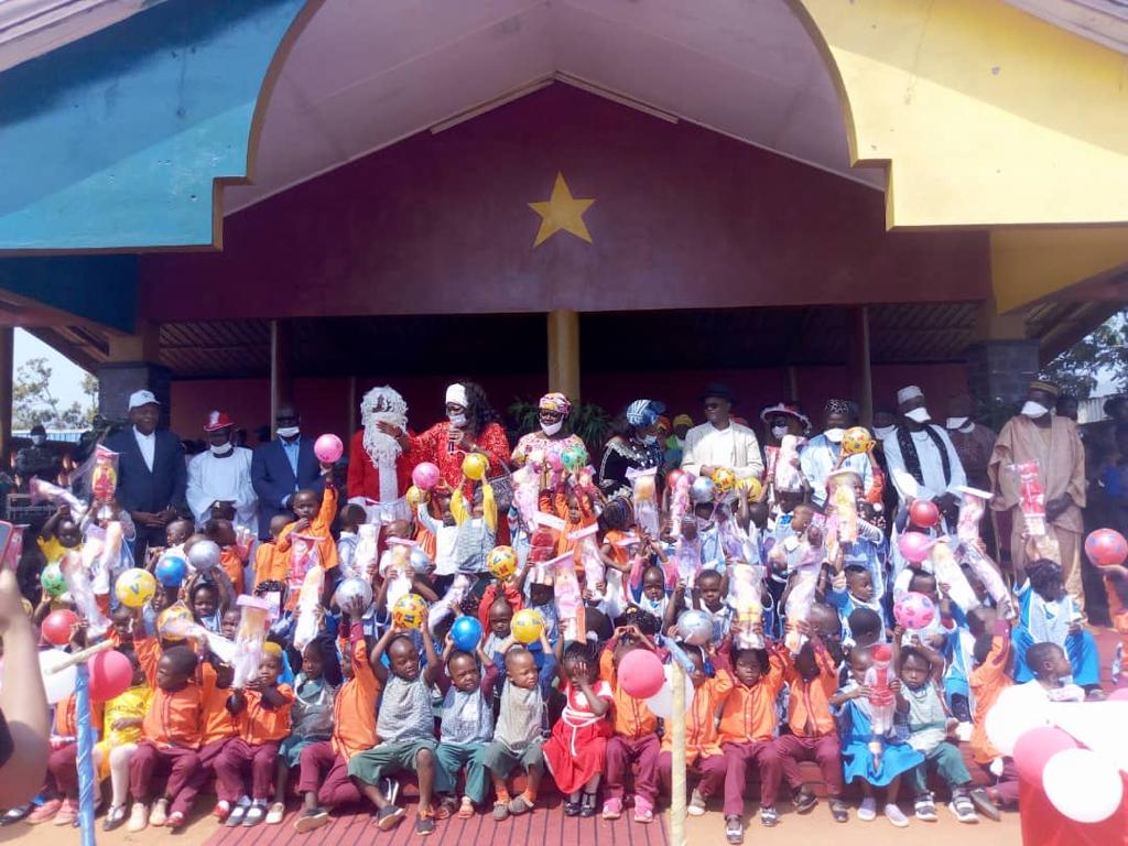 Arbre de Noël 2021 dans le Ndé : Ketcha Courtès offre des milliers de jouets aux enfants.