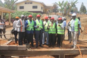 Cameroun – Lycée technique de Batié : Honorable Fongang offre un bâtiment de deux salles de classes.