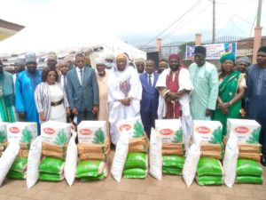 Cameroun – Ramadan 2022 : Ketcha Courtès offre 200 sacs de riz, 200 cartons de sucre, 100 cartons d&rsquo;huile et 100 sacs de sel aux musulmans de Yaoundé.