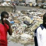 Cameroun – Ramassage des ordures ménagères : Hysacam dos au mur.