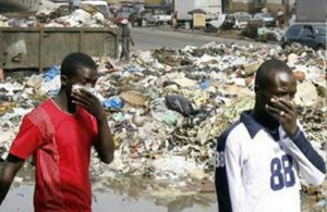Cameroun – Ramassage des ordures ménagères : Hysacam dos au mur.