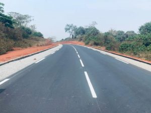 Cameroun – Bitumage de la route Mandjou – Akokan : Livraison à 100% des 45 km.