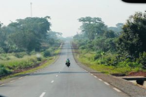 Cameroun – Construction de la route Akokan – Batouri : déjà 36 km bitumés sur les 45 km.