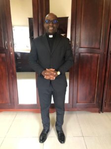 Cameroun – Tribune libre du prêtre philosophe Jean Armel Bissi sur l&rsquo;abbé Justin Éric Ava, prêtre récemment décédé à Ebolowa après seulement quelques jours de vie sacerdotale.