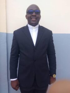 Cameroun – Tribune libre du prêtre philosophe Jean Armel Bissi sur l&rsquo;indignation attendue des patriarches Beti après les agissements en cours de leur fille nudiste sur les réseaux sociaux.