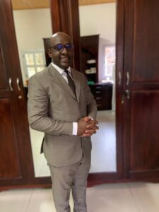 Tribune libre du prêtre philosophe Jean Armel Bissi pour informer le président Emmanuel Macron de la dégradation de la langue française au Cameroun à l&rsquo;occasion de sa visite d&rsquo;Etat du 26 juillet 2022 au Cameroun