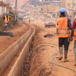Cameroun – Bitumage de la route de Nkolmesseng : La construction des caniveaux s’accélère sur le terrain.