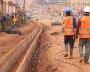 Cameroun – Bitumage de la route de Nkolmesseng : La construction des caniveaux s&rsquo;accélère sur le terrain.