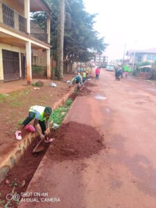 Cameroun – Ndé vacances 2022 : Célestine Ketcha Courtès offre 1000 kits scolaires complets aux jeunes.
