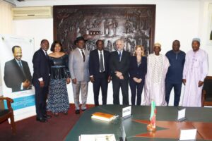 Coopération Cameroun – Canada : Le Haut-Commissaire Richard Bale reçu en audience par le ministre de l&rsquo;environnement Hele Pierre.