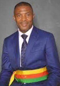 Cameroun – Gouvernance financière à la commune de Yaoundé 5 : Entre primes et augmentation des salaires le Maire Augustin BALA préfère dépenser 20 millions de FCFA pour offrir des survêtements sportifs à son personnel.