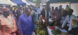 Cameroun – Promotion des entreprises jeunes : Grégoire Owona ouvre la 2e édition du Salon International à Yaoundé.