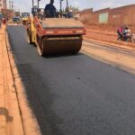 Cameroun – Construction de la route Nkolmesseng dans l’arrondissement de Yaoundé 5 : Les premiers mètres de bitume sont déjà visibles pour le grand bonheur des populations riveraines.