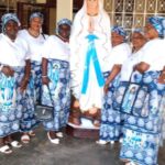 Cameroun – Célébration de la Pâques 2023 à Yaoundé : La communauté chrétienne anglophone de la Paroisse Saint-Marc de Biyem-assi reçoit un don de deux statues.