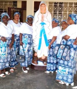 Cameroun – Célébration de la Pâques 2023 à Yaoundé : La communauté chrétienne anglophone de la Paroisse Saint-Marc de Biyem-assi reçoit un don de deux statues.