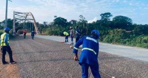 Cameroun – Axe Akonolinga – Endom : La Pose de la couche de base a démarré.