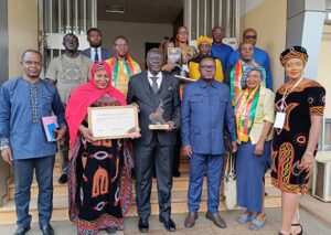 Cameroun – Grand Prix Standing Ovation National : Le Ministre Mounouna Foutsou obtient la distinction.
