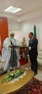 Cameroun – construction de la route Lena – Tibati – Ngatt : Le Ministre Nganou Djoumessi élevé au rang de Notable par le Lamido de Tibati.