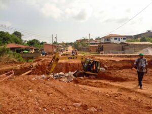 Cameroun – Voiries et assainissement dans la ville de Yaoundé : Célestine Ketcha Courtès apprécie la mobilisation de l&rsquo;entreprise Razel.