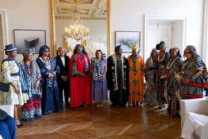 Cameroun – Projet électrification solaire des chefferies du Ndé : Madame le Maire de Paris Anne Hidalgo anoblie par les 13 Cours royales du Ndé.