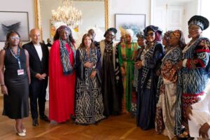 Cameroun – Projet électrification solaire des chefferies du Ndé : Madame le Maire de Paris Anne Hidalgo anoblie par les 13 Cours royales du Ndé.