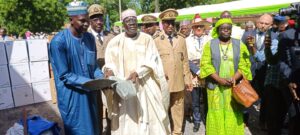 Cameroun – Programme des Nations-Unies pour la consolidation de la paix : Mounouna Foutsou remet du matériel d&rsquo;appui aux jeunes de l&rsquo;Extrême-Nord.