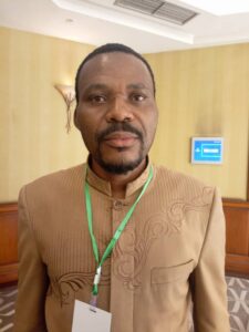 Cameroun – Fondation Ciel – Rev. Dr. Evouna Jean De Dieu démontre la force de la prière dans la santé physique.