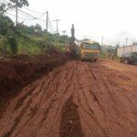 Cameroun – Construction de la voie de contournement de la sortie Nord de Yaoundé : Arab Contractors exécute les travaux de déviation et de dalots sur la section Petit Marché Nyom 2 – Édimi.