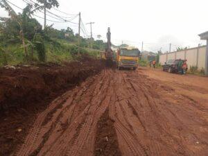 Cameroun – Construction de la voie de contournement de la sortie Nord de Yaoundé : Arab Contractors exécute les travaux de déviation et de dalots sur la section Petit Marché Nyom 2 – Édimi.