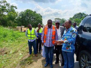 Cameroun – Rehabilitation de la route Mbalmayo–Sangmélima : le MINTP apprécie les premières opérations de renforcement instruites sur le lot 1.