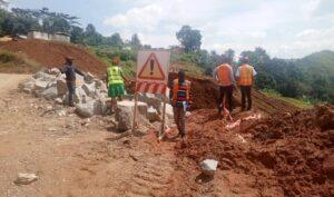 Cameroun – Falaise de Dschang : CFHEC poursuit Les travaux de stabilisation des terrassements.