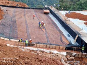 Cameroun – Falaise de Dschang : CFHEC concentrée de jour et de nuit sur les dalots et la voie de contournement.