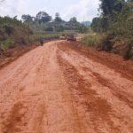 Cameroun – Ebolowa-Biwong Bané (23,2 km) : l’entreprise en charge entame les travaux liés à la couche de base.