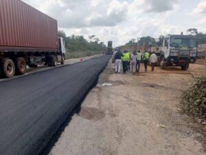 Cameroun – Route Edéa-Kribi : à l’épreuve d’un entretien d’urgence sans ressource et l’attente d’une contractualisation pour la réhabilitation de l’itinéraire.