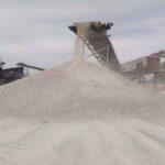 Cameroun – Réhabilitation et élargissement de la section de route Guidiguis-Yagoua : la production des granulats démarre à la carrière.