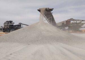 Cameroun – Réhabilitation et élargissement de la section de route Guidiguis-Yagoua : la production des granulats démarre à la carrière.