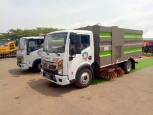 Cameroun – Hygiène et salubrité dans la ville de Yaoundé : Le MINHDU offre 02 balayeuses mécaniques.