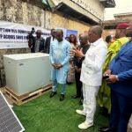 Cameroun – Programme Élargi de Vaccination :823 réfrigérateurs solaires pour enforcer la chaîne du froid.