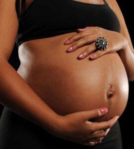 Cameroun – Scandale sexuel : Enceintée par des jumeaux, la femme ne reconnait plus qui est le vrai père de son enfant.