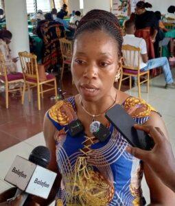 Cameroun – Champion de la Tuberculose : Blanche partage son expérience avec le traitement au BPaLM.
