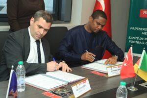 Cameroun – Couverture santé des footballeurs : La FECAFOOT s&rsquo;engage avec le géant turc Memorial Hospital.