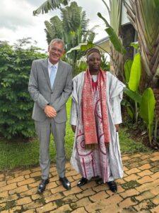 Cameroun – Diplomatie culturelle : Le Lamido de Tibati reçu par l’Ambassadeur d’Allemagne avant son départ pour Brême.
