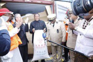 Cameroun – Coopération alimentaire : La Chine offre 1 630 tonnes de riz et 880 tonnes de blé au Cameroun.