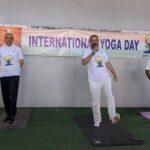 Cameroun – Journée internationale du Yoga : Ravi Kumar fait rayonner cette discipline ancestrale à Douala.
