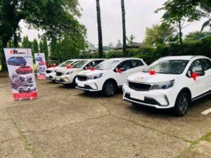 Cameroun – Projet CAM TAXI à Douala : YUNUS S.A remet ses premiers véhicules aux jeunes.